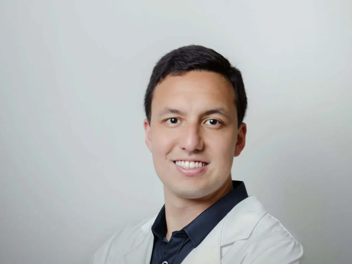 Dr. Marcello Barni, ortopedista especialista em ombro e cotovelo, de jaleco