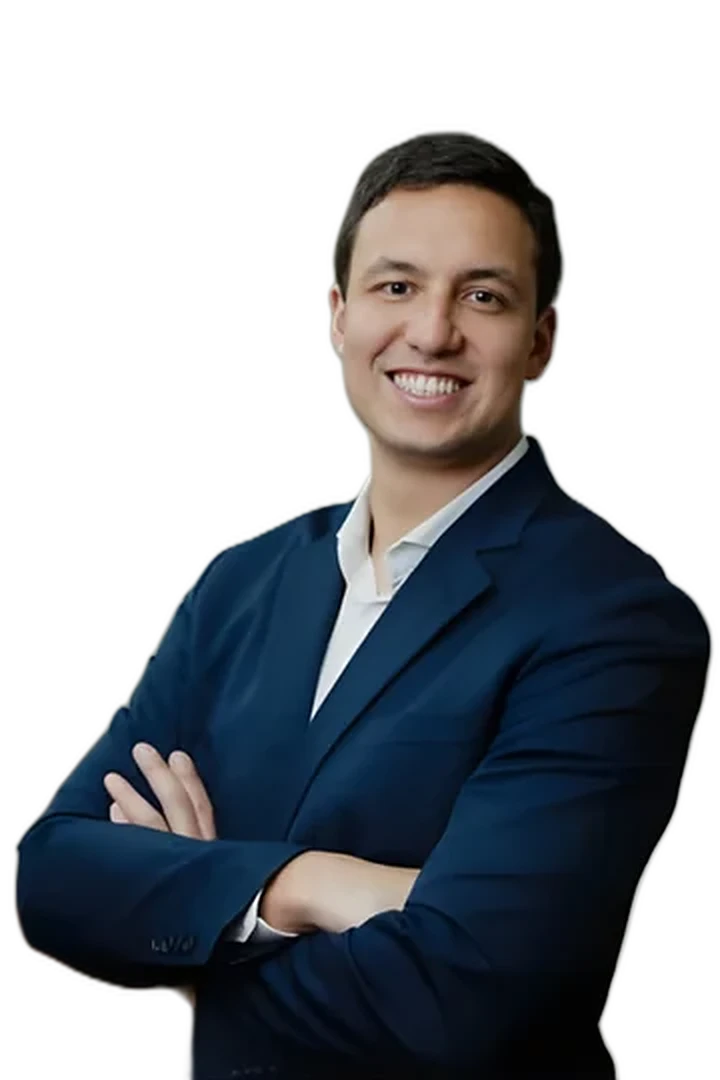 Dr. Marcello Barni, ortopedista de ombro e cotovelo, de braços cruzados