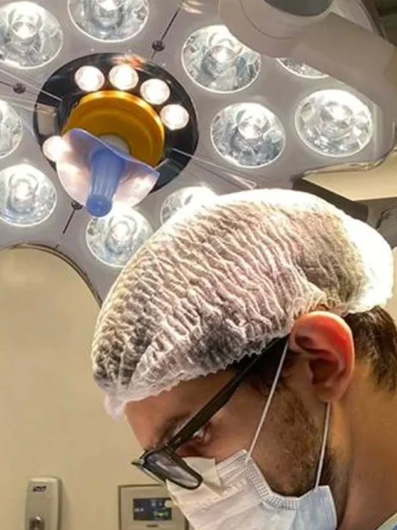 Cirurgia por artroscopia e prótese